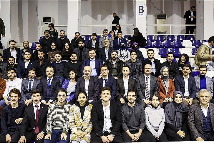 AK Parti Genel Başkanvekili Kurtulmuş, İstanbul'da öğrencilerle iftar yaptı