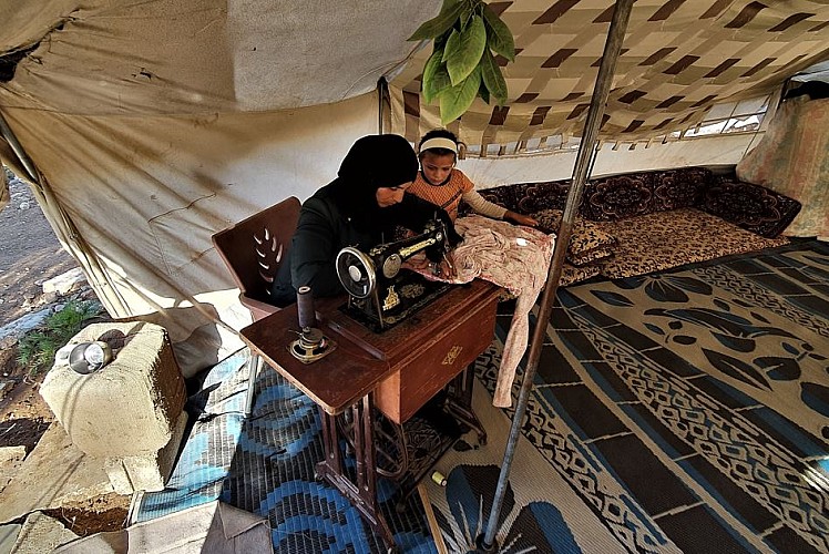 İdlibli Fatıma, anne yadigarı dikiş makinesiyle geçinmeye çalışıyor