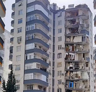 Adana'da ağır hasarlı olan bina kontrollü olarak yıkıldı