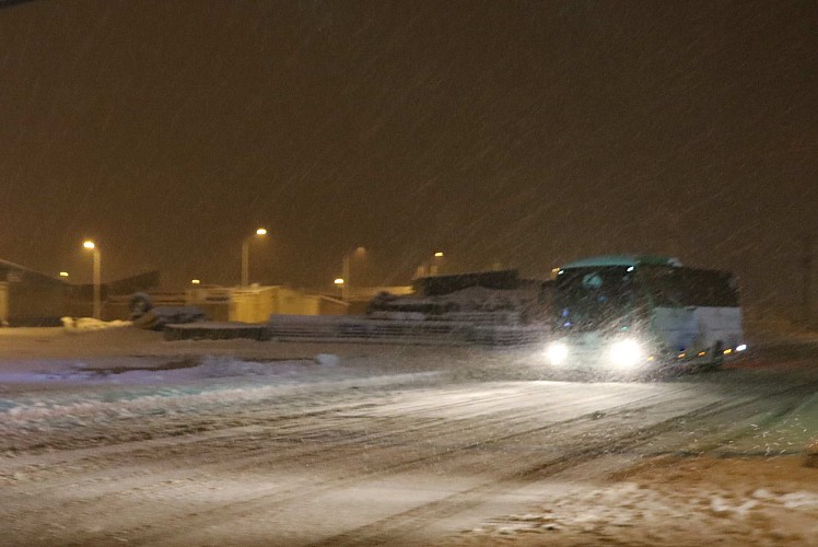 Kar bastırdı, otobüste 40 kişi mahsur kaldı!