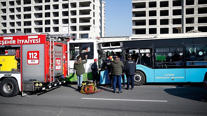 Kayseri'de iki otobüs çarpıştı 29 kişi yaralandı