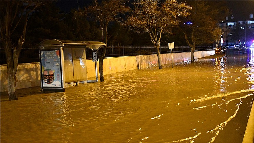 Sivas'ta içme suyu hattında patlama: Cadde ve sokakları su bastı