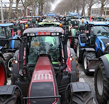 Belçikalı çiftçiler traktörlerle hükümeti protesto etti