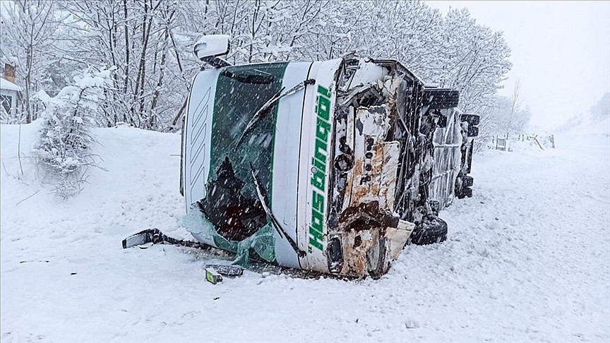 Kar ve tipi nedeniyle yolcu otobüsü devrildi: 12 yaralı