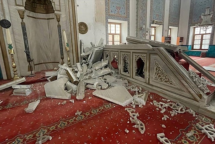 1999'daki depremde de zarar gören caminin minberi yıkıldı