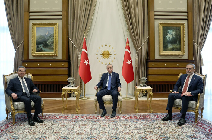 cumhurbaskani-erdogan-cin-disisleri-bakani-wang-yi-ile-gorustu126d7595_88e4ae636dd9beea6a397ca54d852bee.jpg